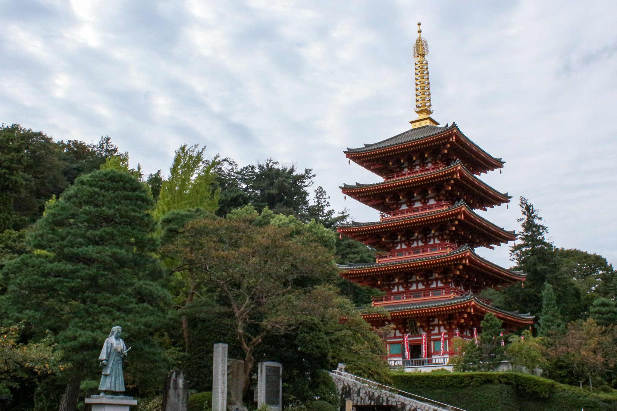高幡不動尊の五重塔を木々と曇り空を背景に撮影した風景写真