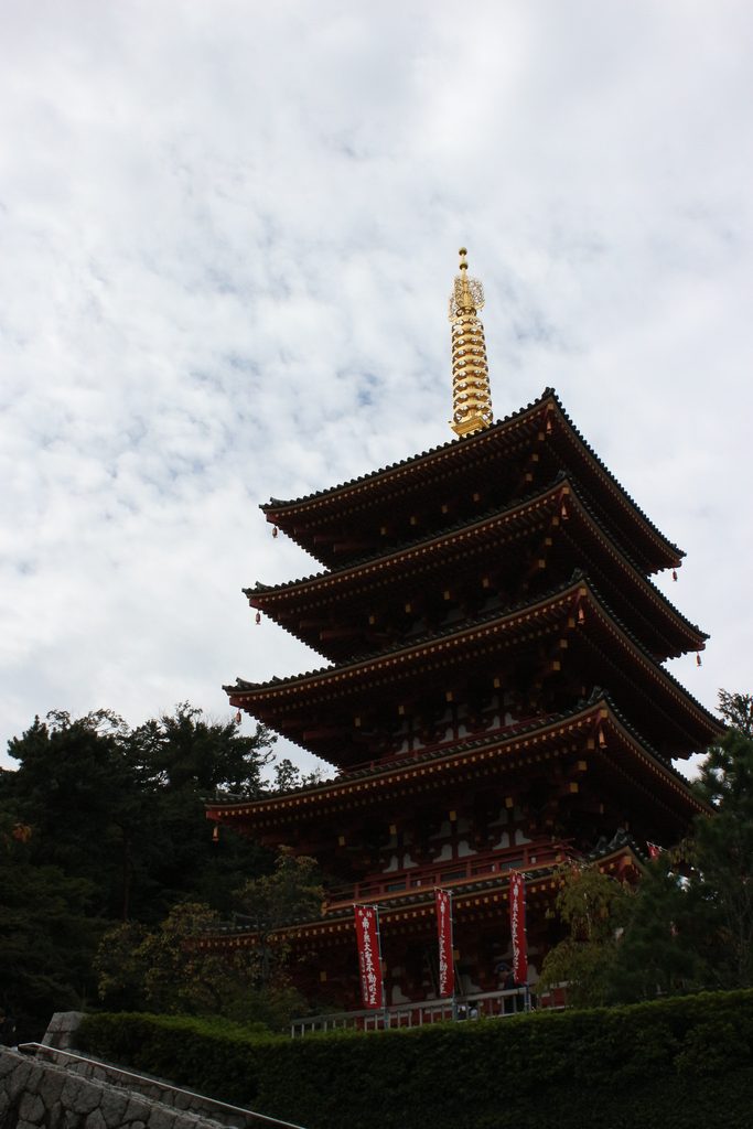 高幡不動尊の五重塔を下から見上げて縦構図で撮影した写真