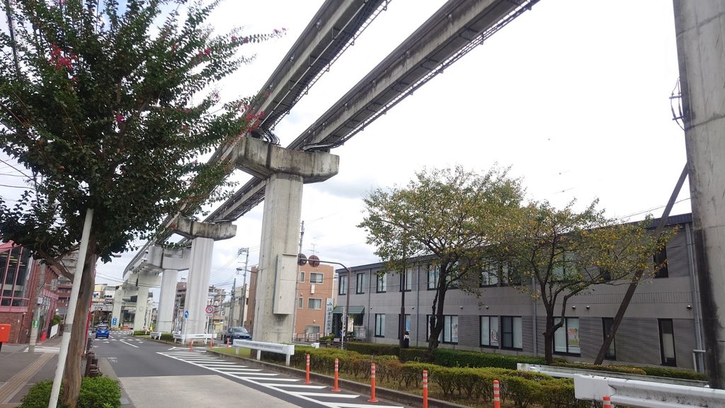道路の上を走る高架と道路が奥へ向かって伸びる風景